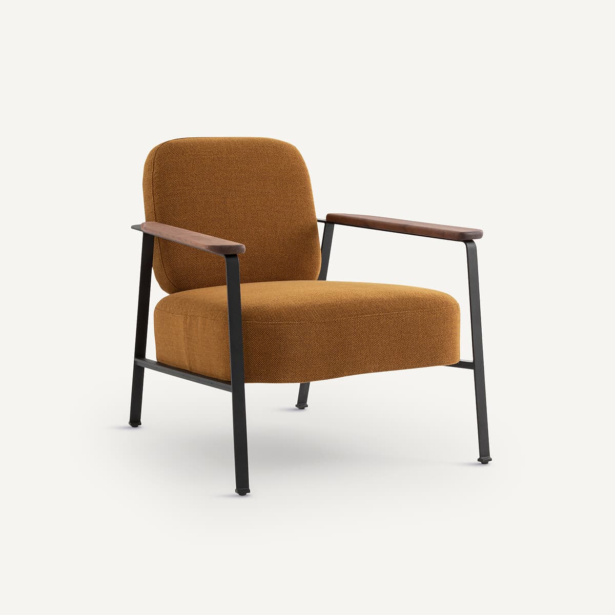 Sillón tapizado color mostaza con estructura de metal negro