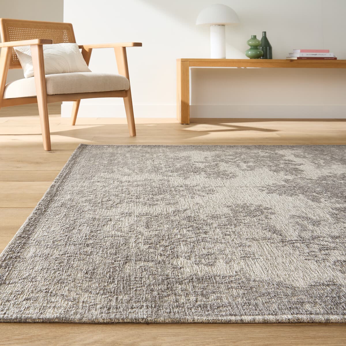 Alfombra gris con diseño abstracto