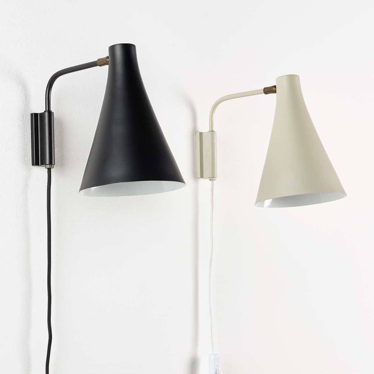 Lámpara de pared cónica negra y beige