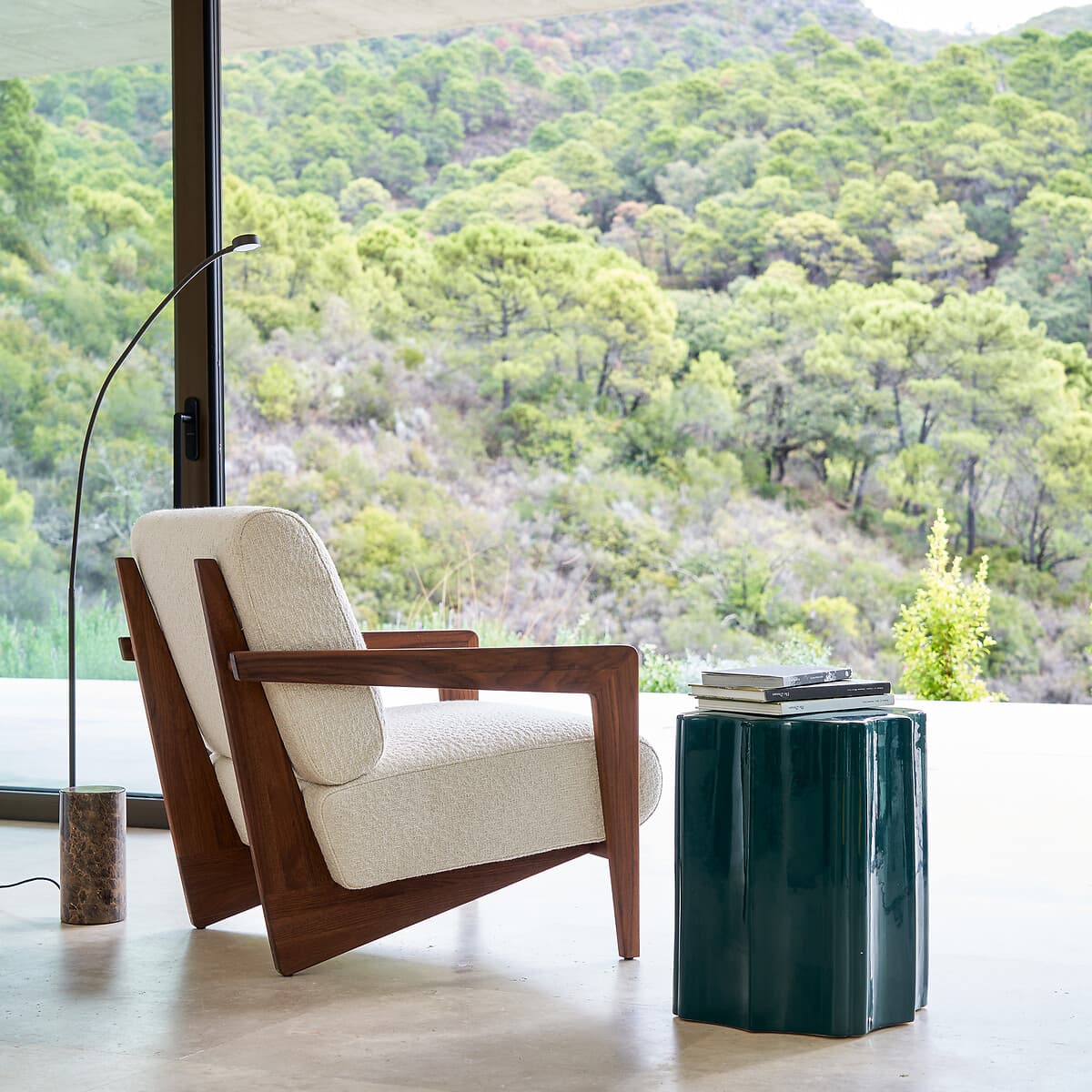 Sillón de madera con tapicería beige