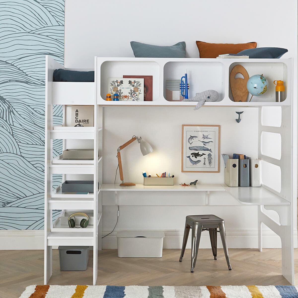 Cama alta con escritorio y estanterías blancas