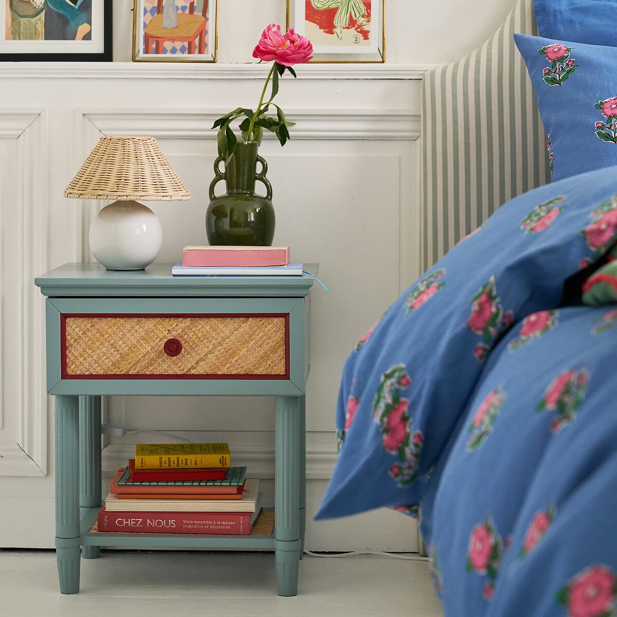 mesita noche azul ratan, mesita noche estilo vintage