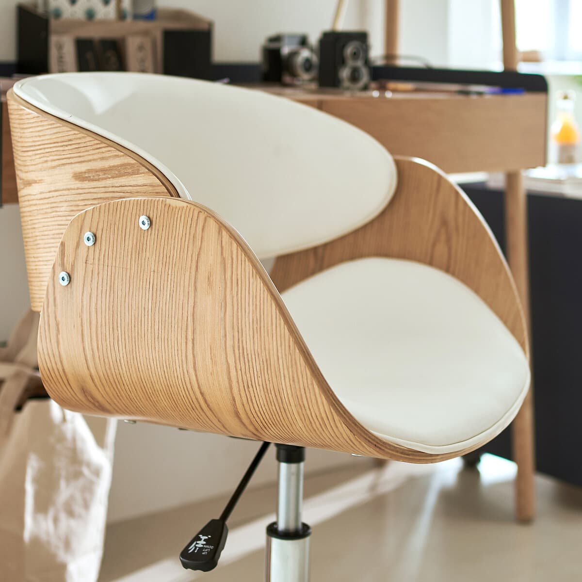 Silla de oficina ergonómica de madera clara y cuero blanco