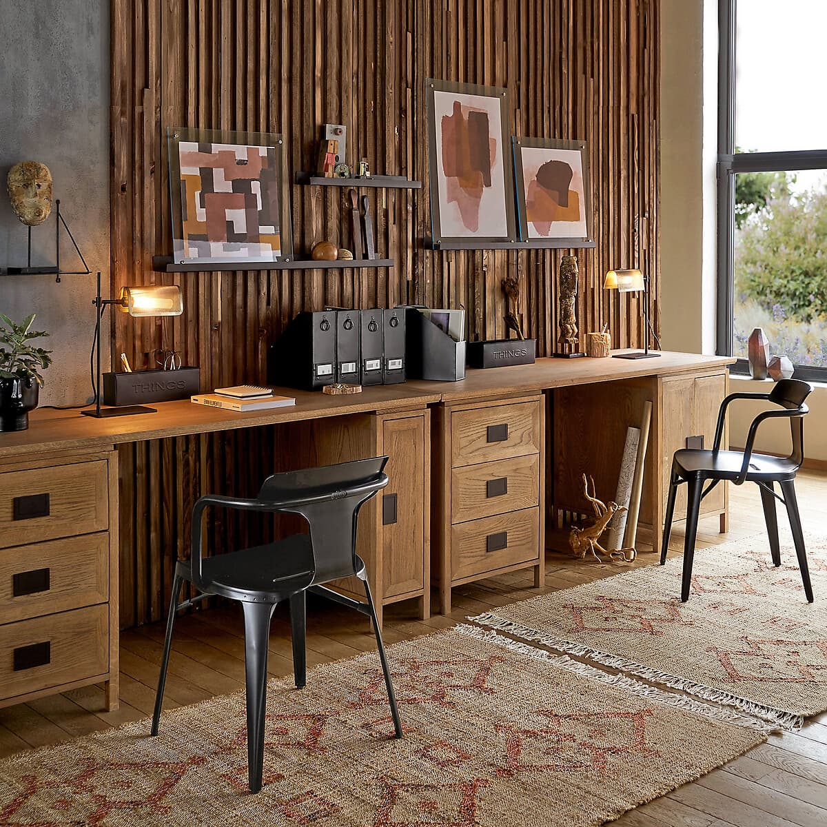 Escritorio de madera clara con sillas metálicas negras
