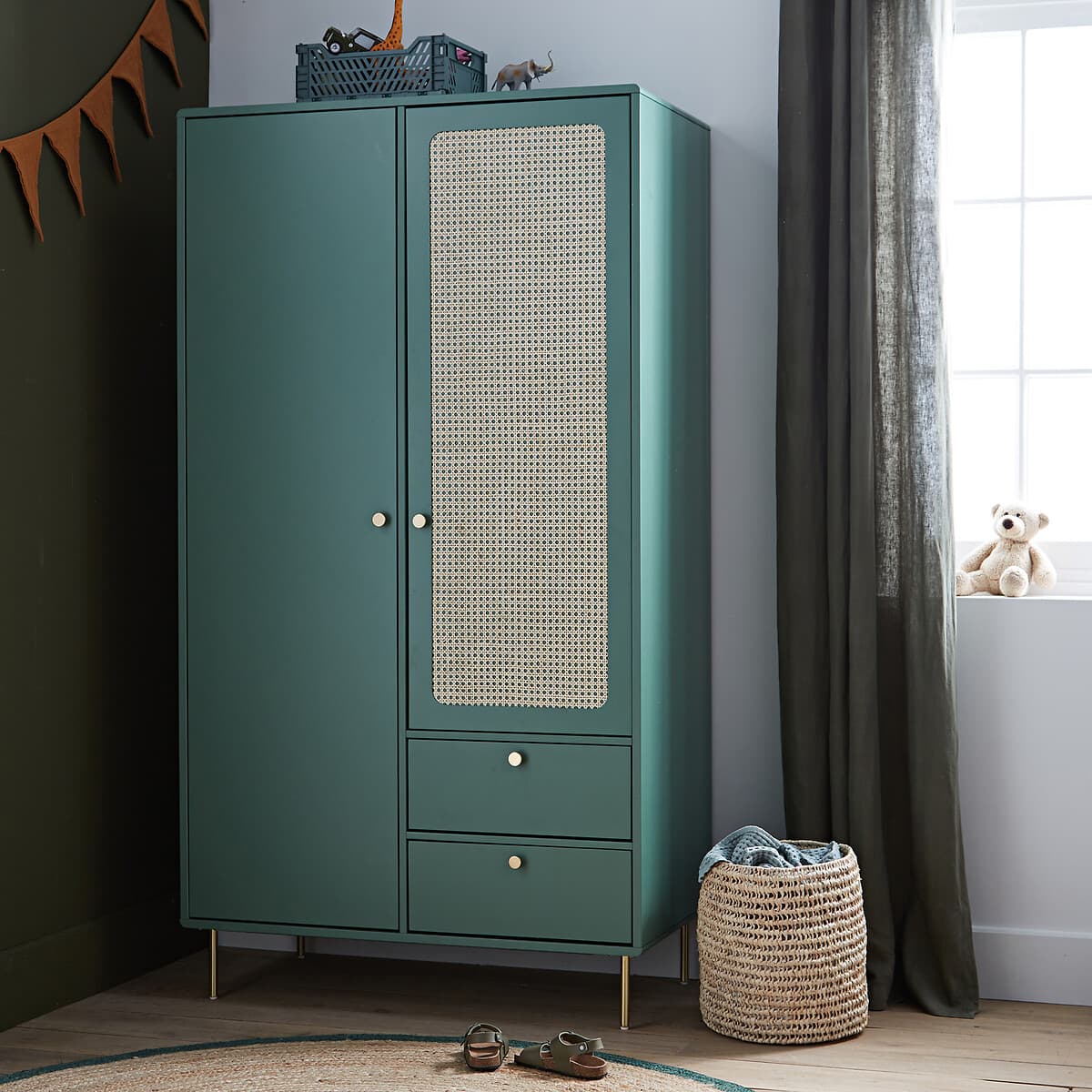 Armario Infantil Verde con Detalles de Rattan