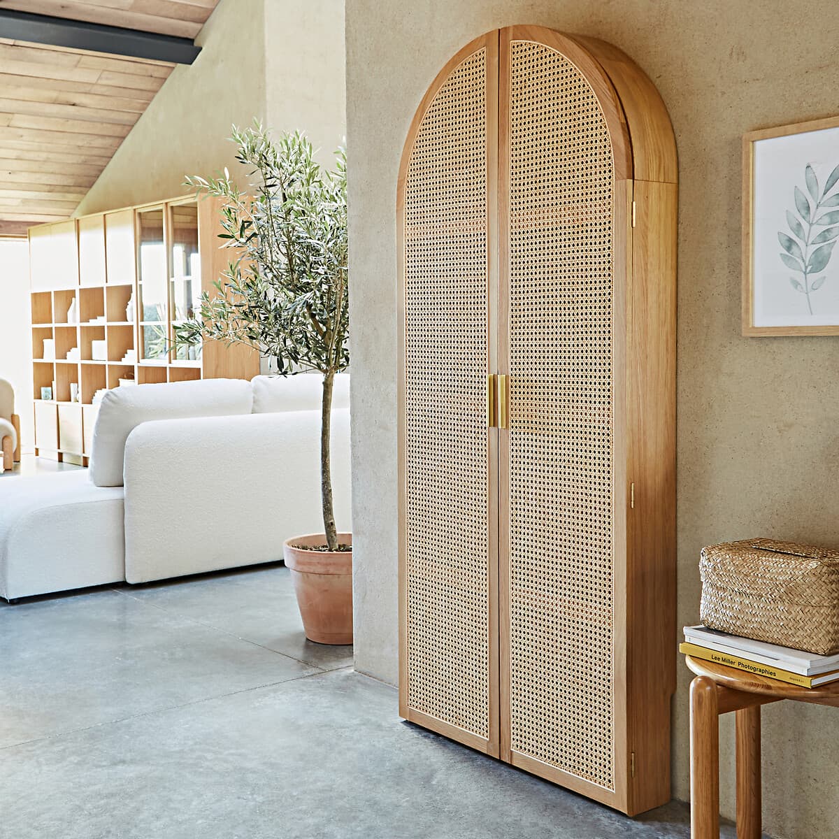 Armario alto de madera clara y ratán con puertas curvas