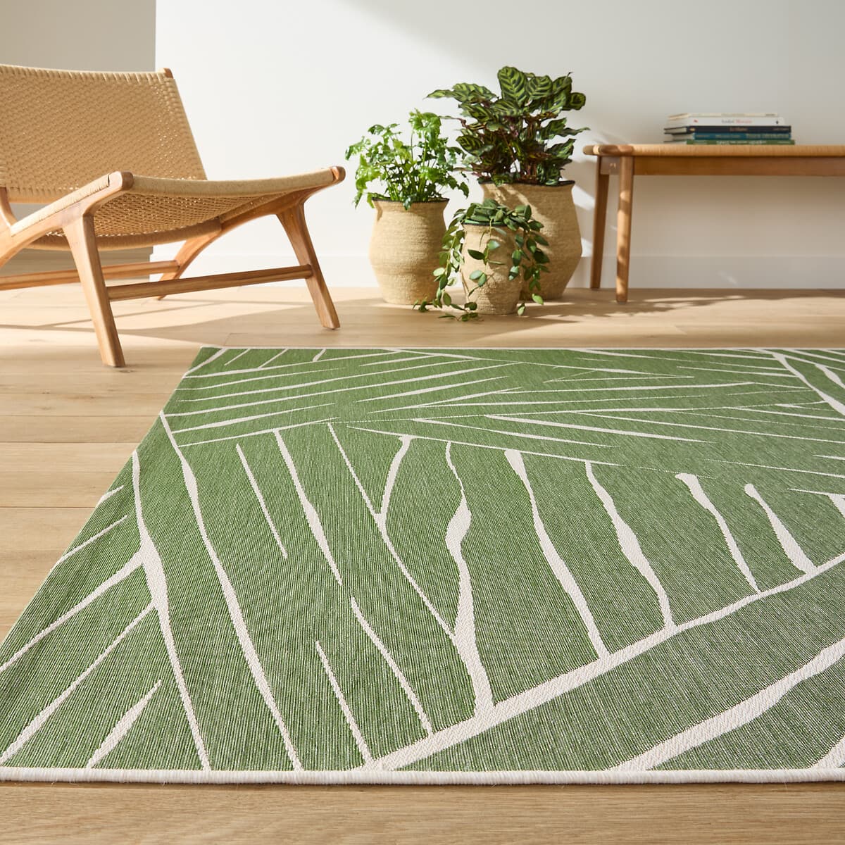 Alfombra de exterior verde con diseño de hojas