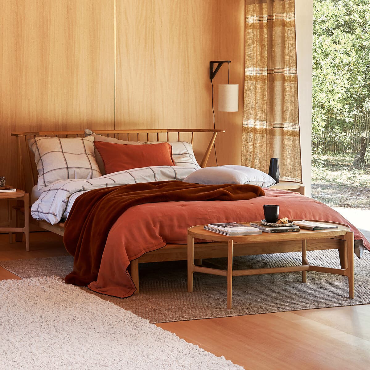 Cama de madera con cabecero de husillos