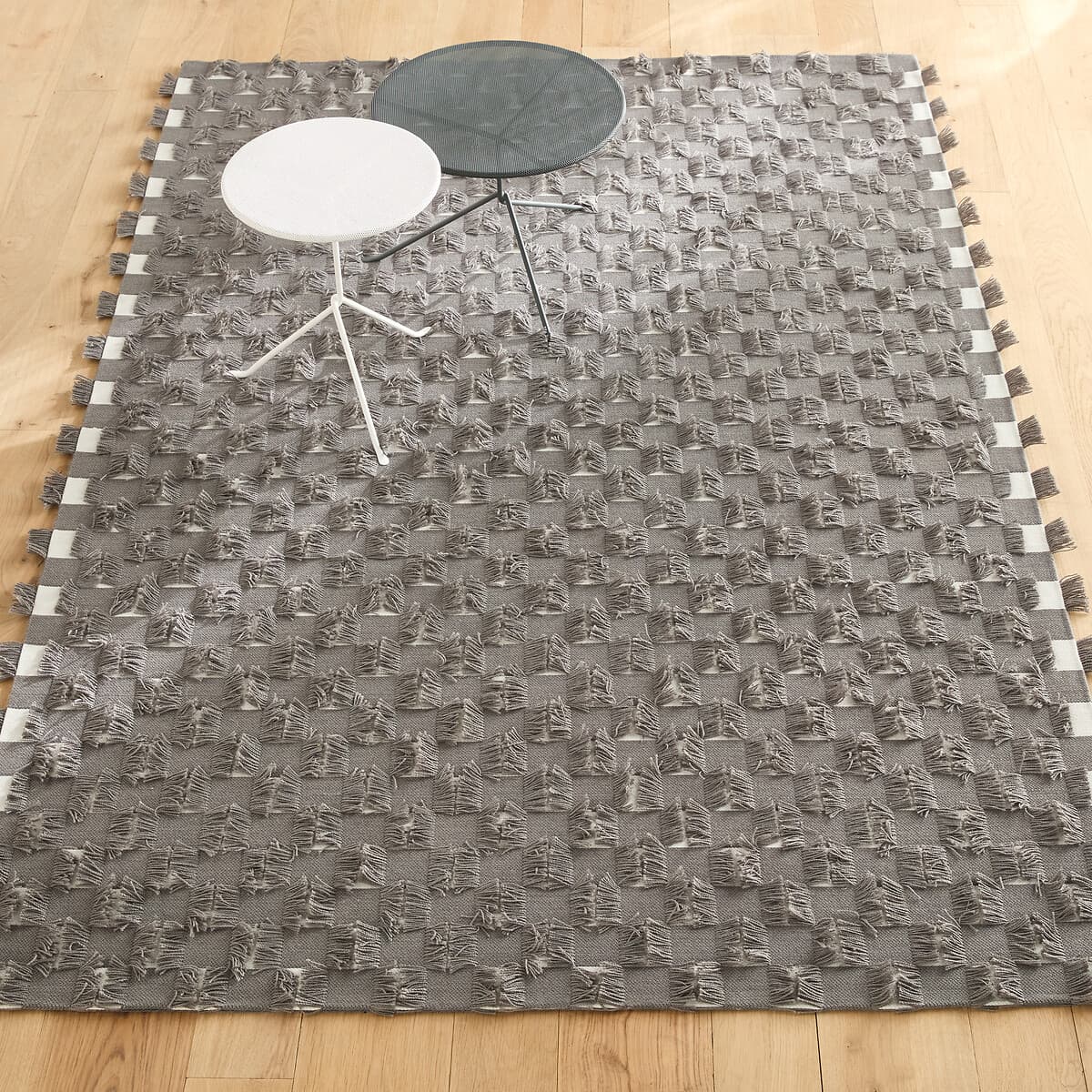 Alfombra de algodón con diseño de borlas grises