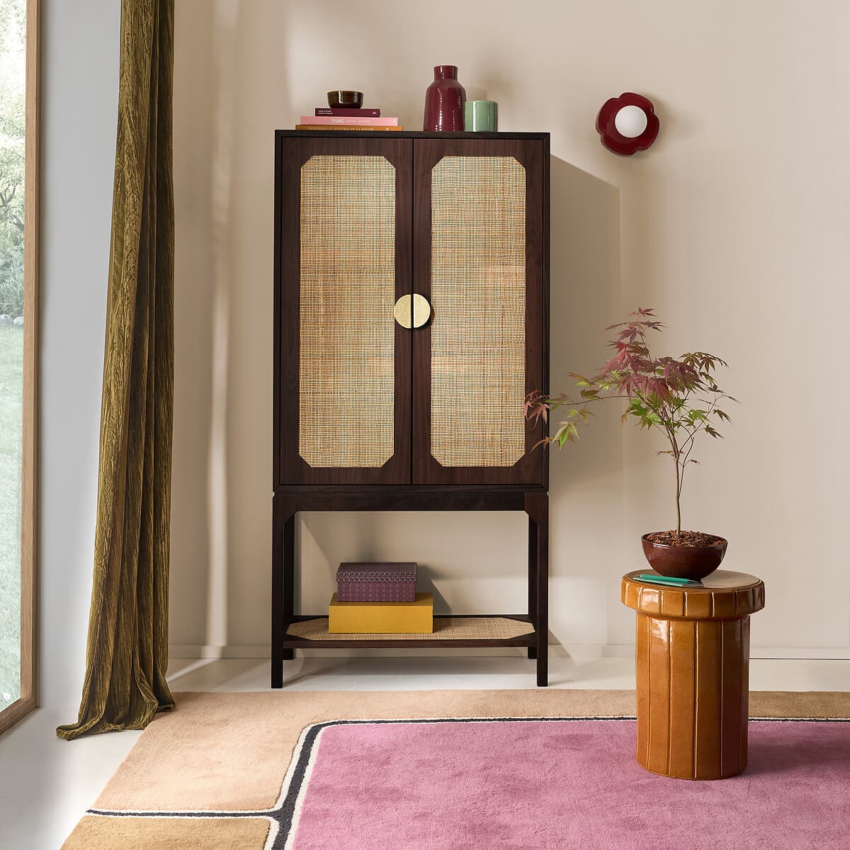 aparador alto ratán, mueble bar madera oscuro