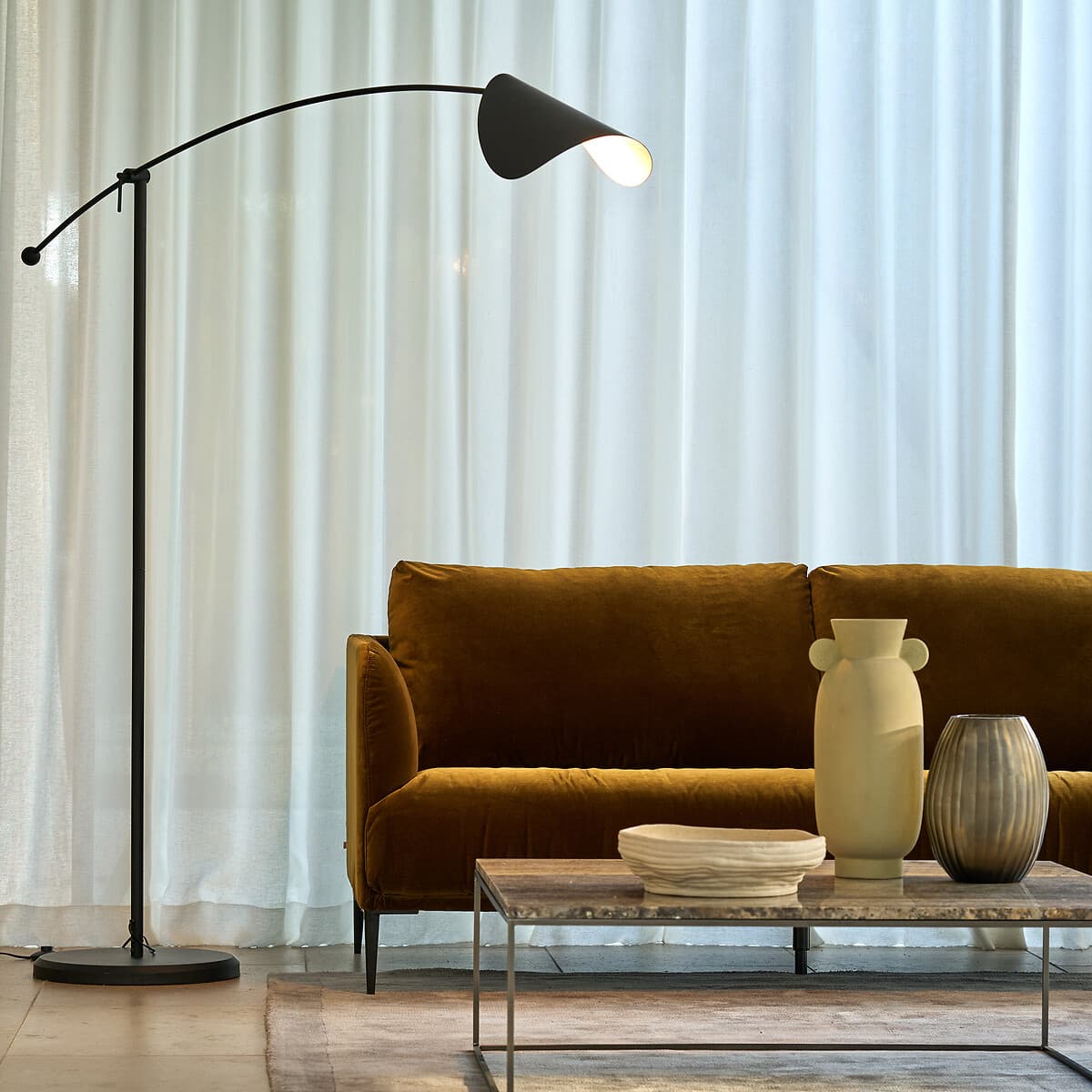 lámpara de pie arco negra, lámpara salón diseño moderno