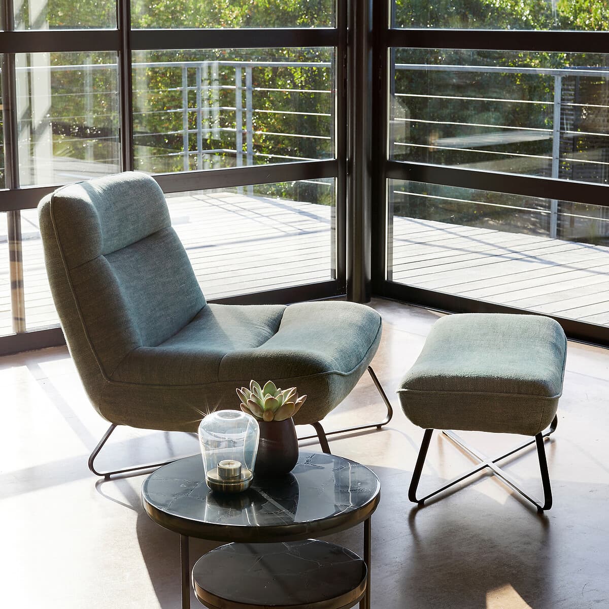 Sillón moderno con reposapiés y tapicería texturizada