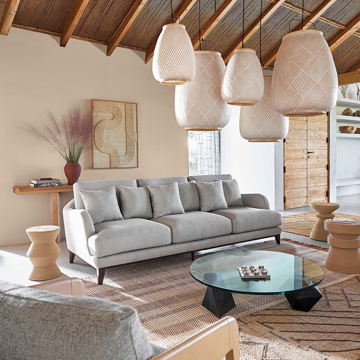 Sofá de tela gris de 3 plazas con cojines