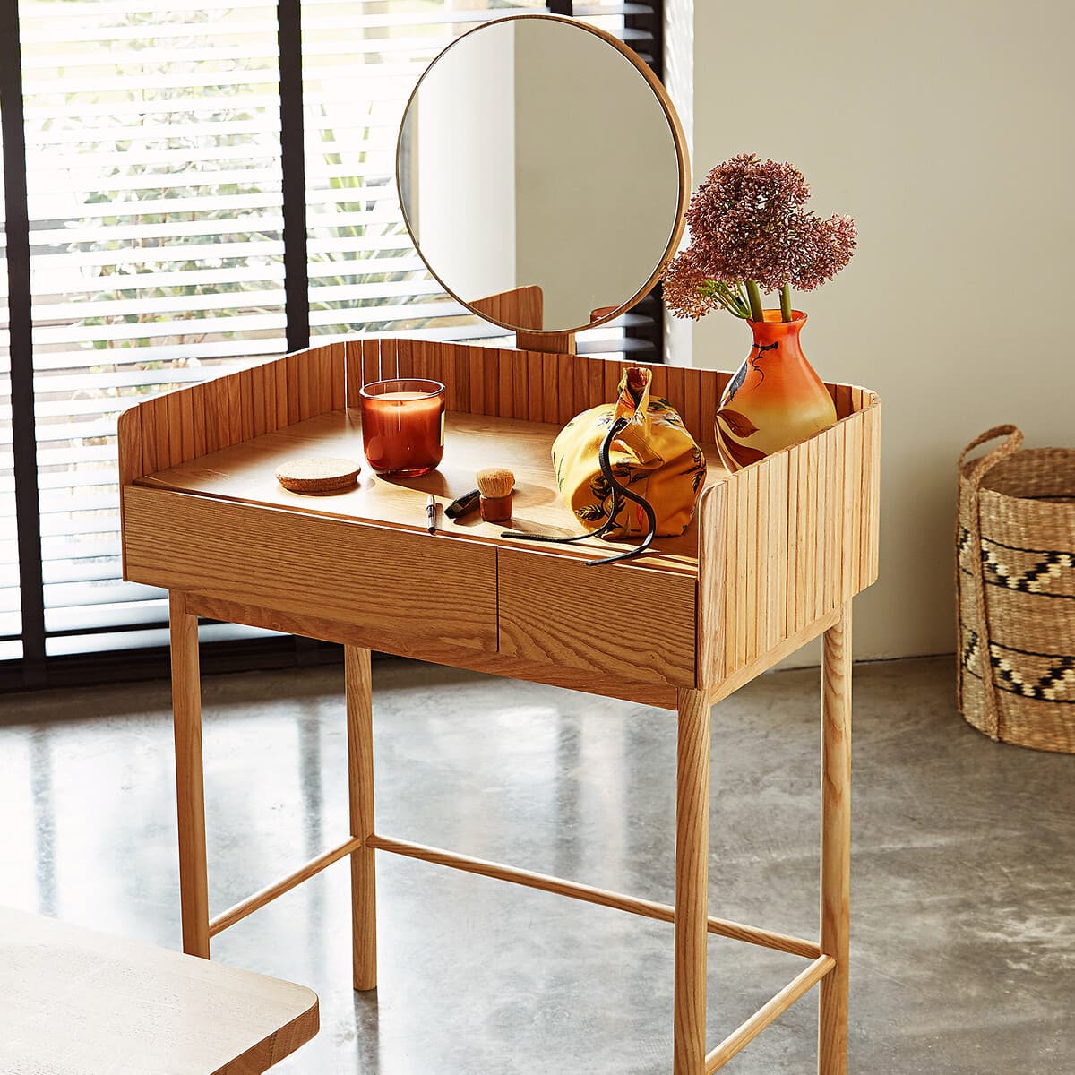 tocador madera clara diseño nordico, tocador con espejo redondo