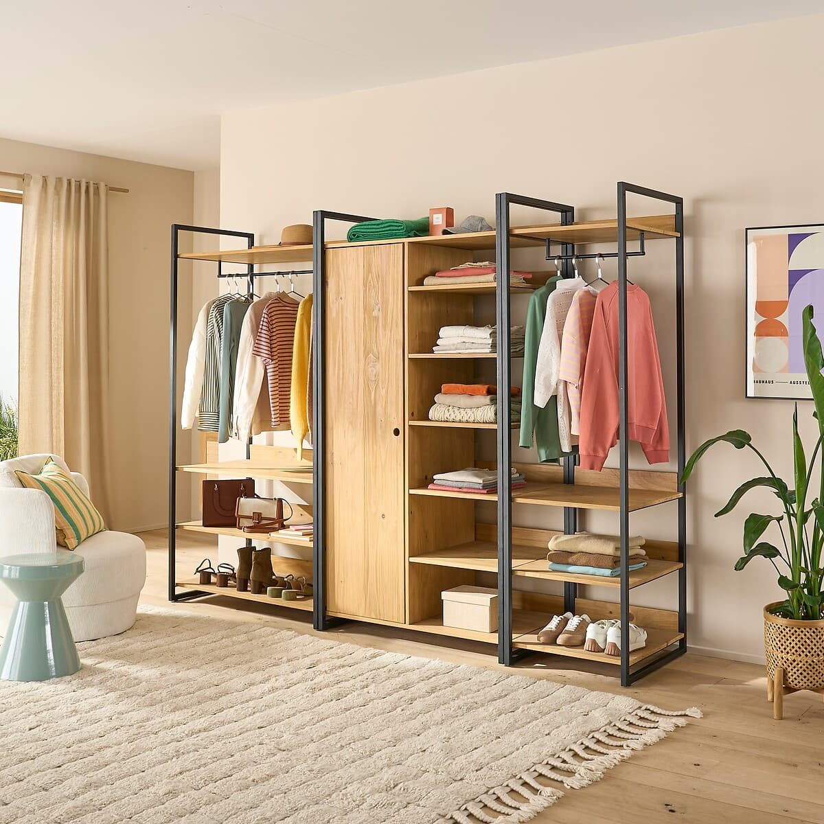 Armario modular de madera y metal negro