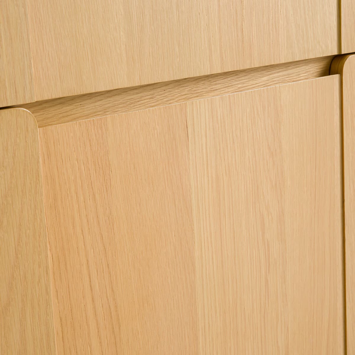 Armario de madera clara con puertas lisas