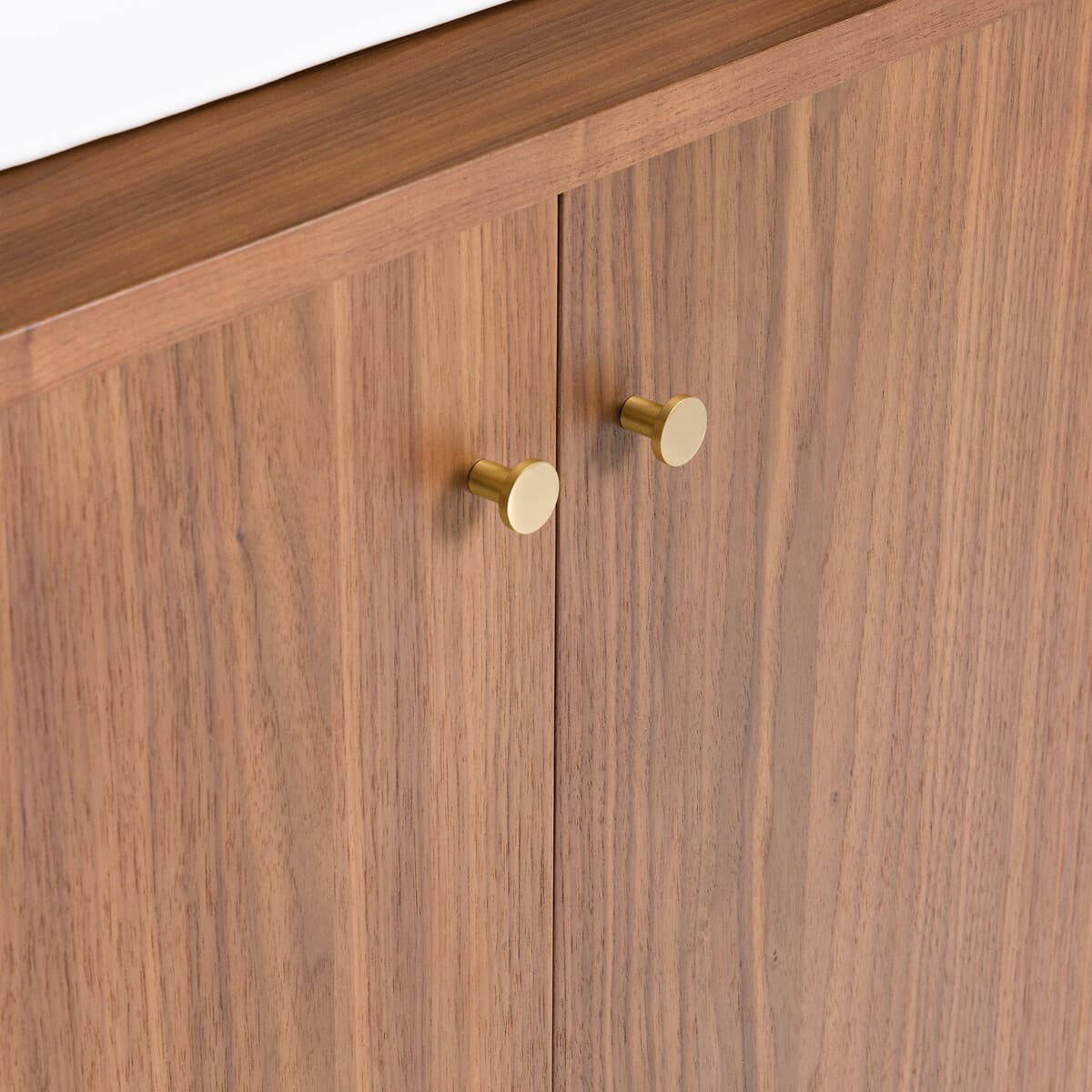 Aparador de madera nogal con tiradores dorados