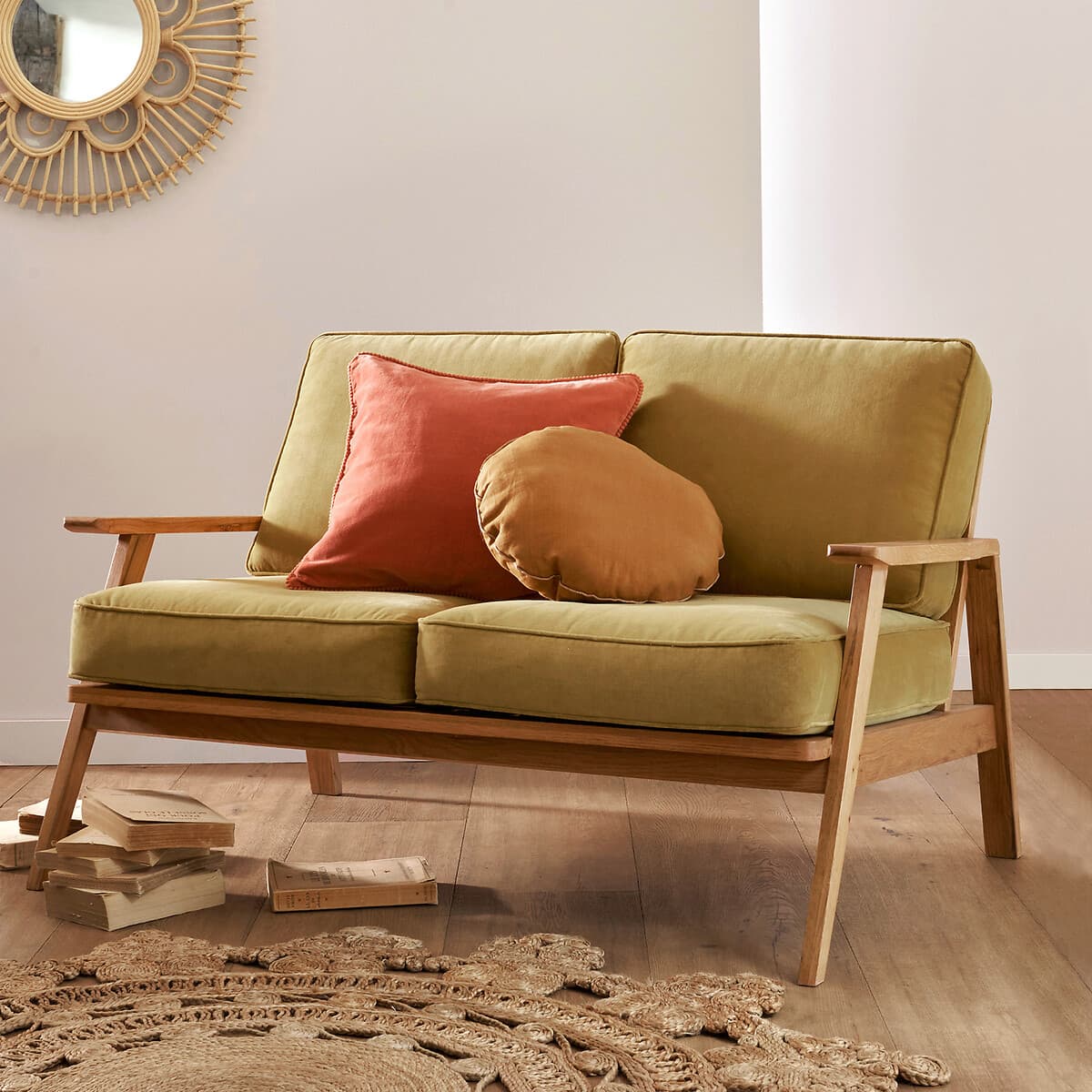 Sofá pequeño de dos plazas verde oliva