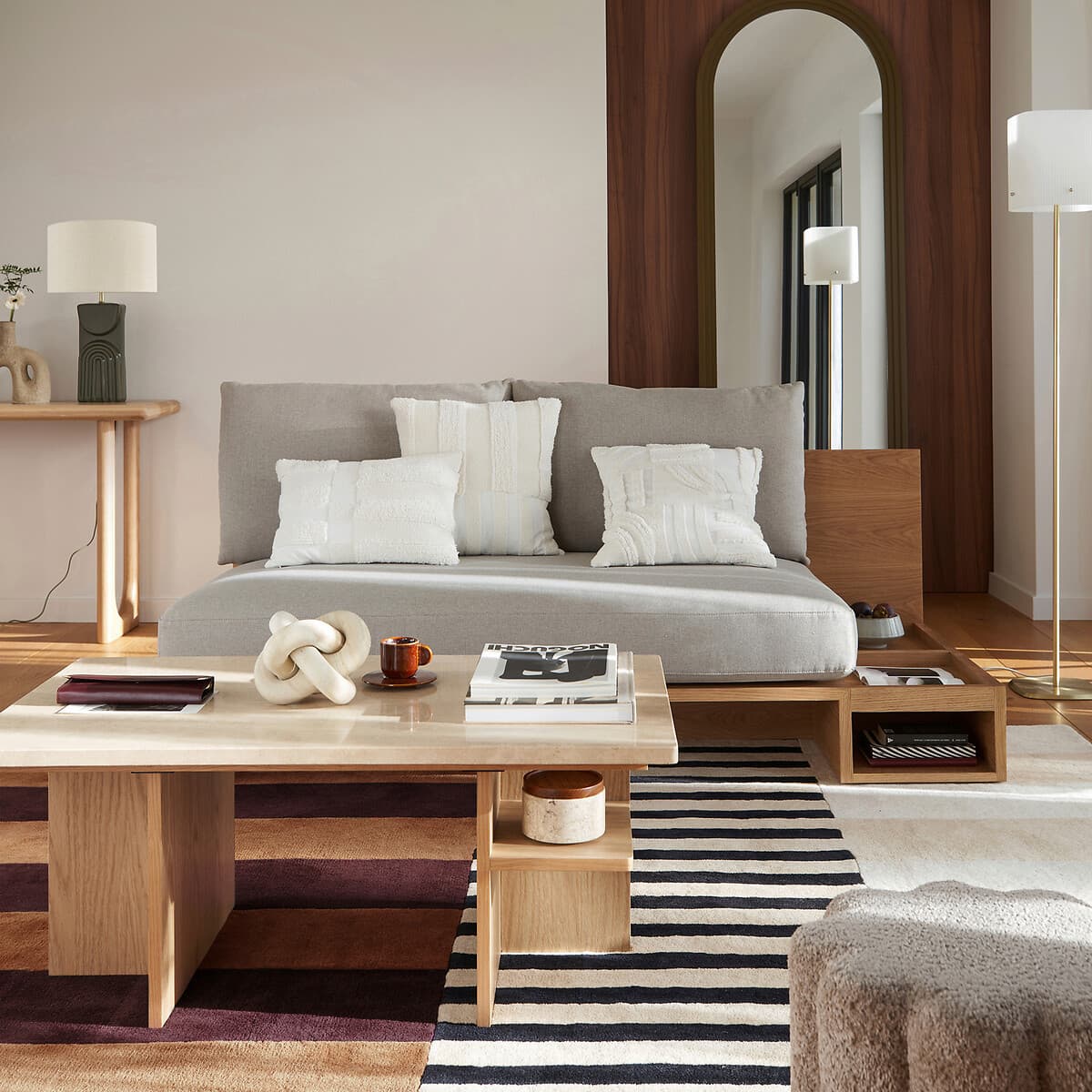 Sofá cama modular gris con cojines blancos