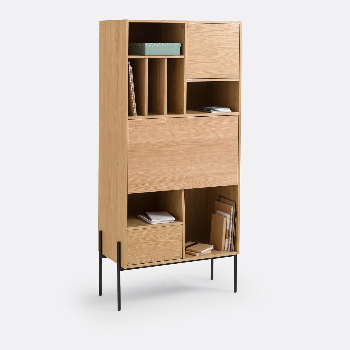 Aparador de madera clara con patas metálicas negras