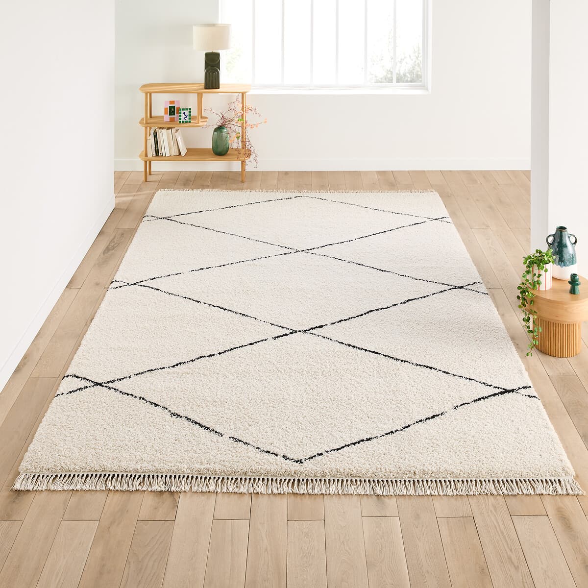 Alfombra de lana con diseño geométrico blanco y negro