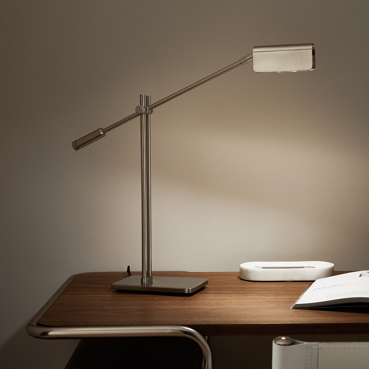 lámpara escritorio metal, lámpara articulada plateada