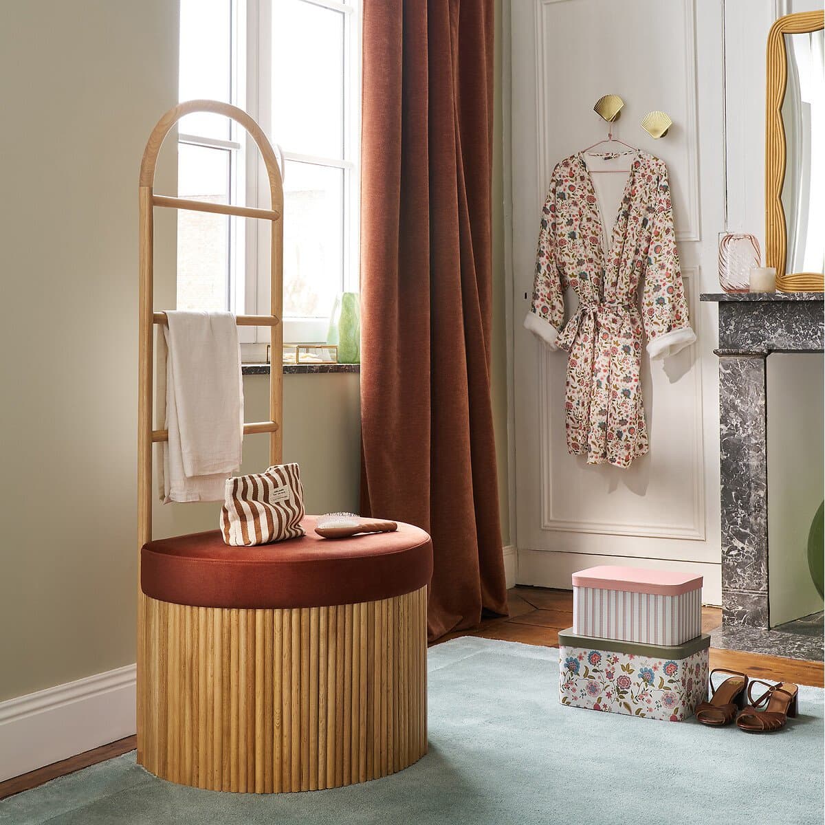 taburete madera con toallero, taburete tapizado terracota