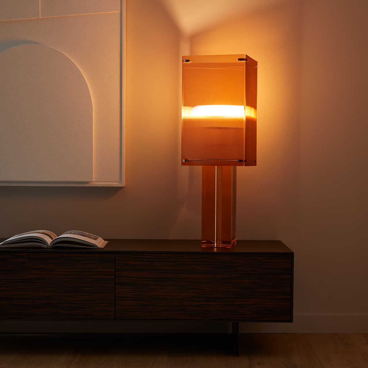 lámpara mesa acrílico naranja, lámpara geométrica moderna