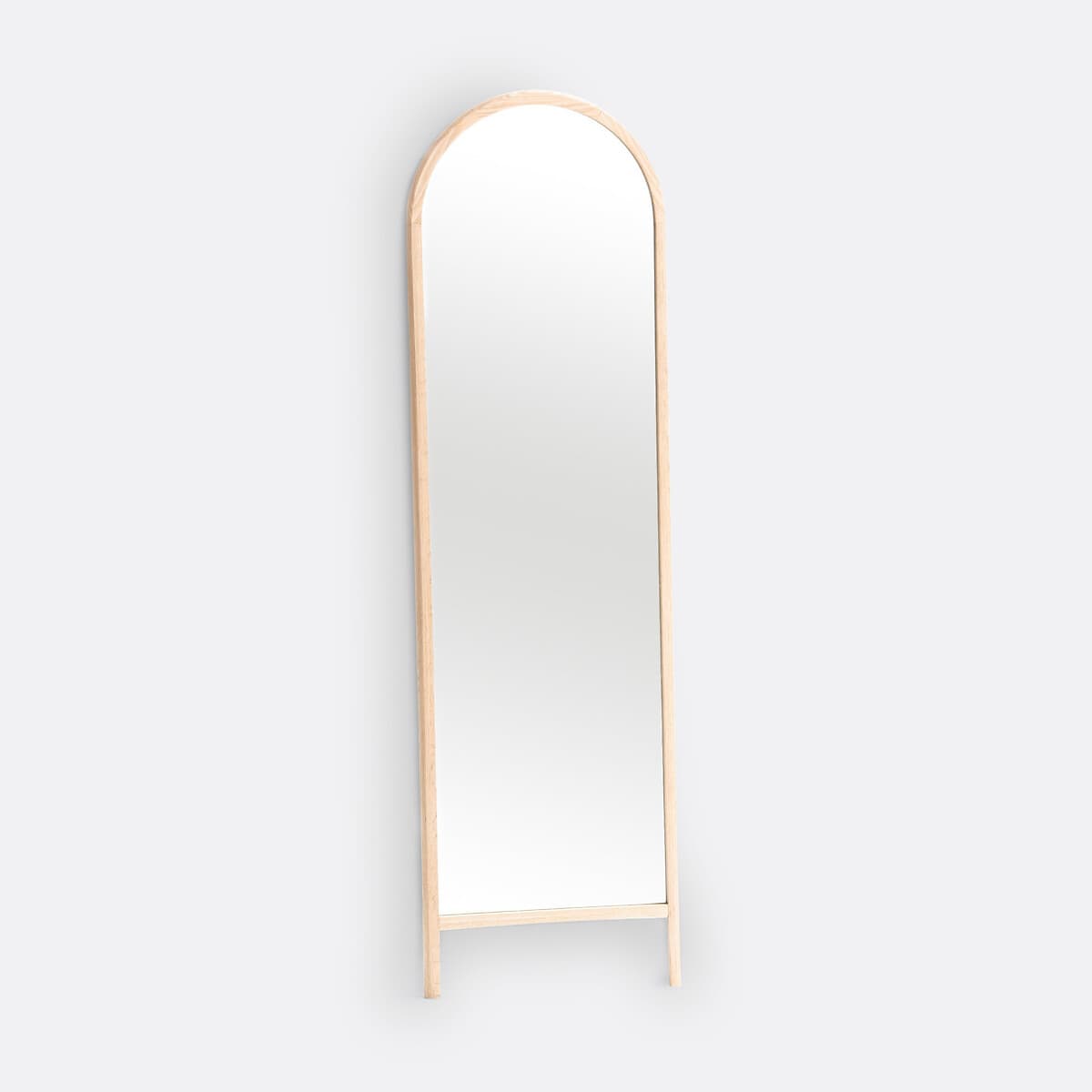 Espejo de pie con marco de madera clara