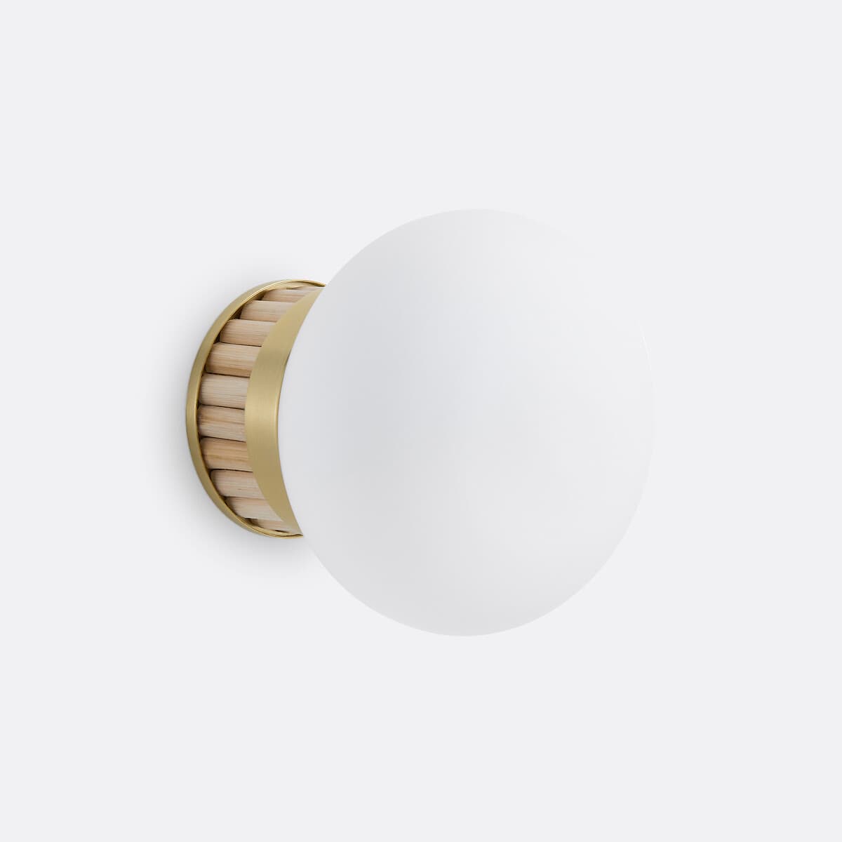 Aplique de pared con esfera blanca y base de madera