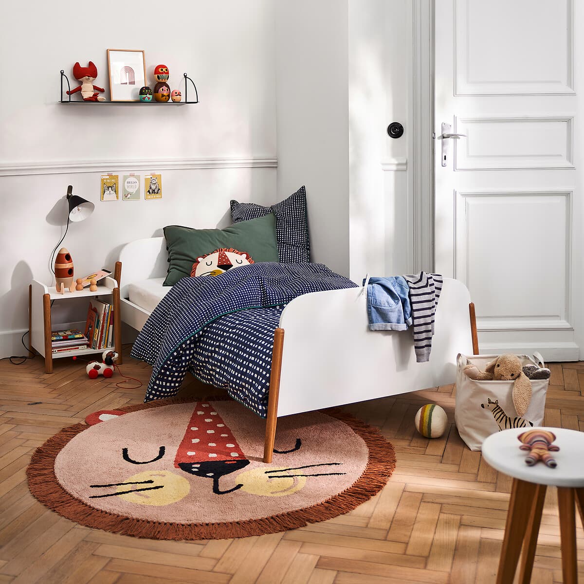 Cama infantil blanca con detalles en madera