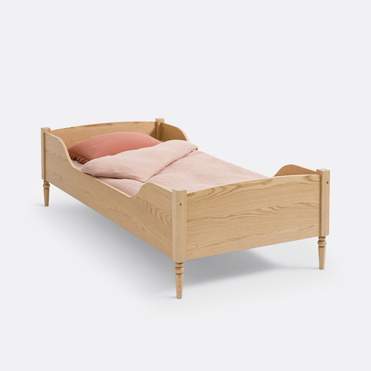 Cama infantil de madera clara