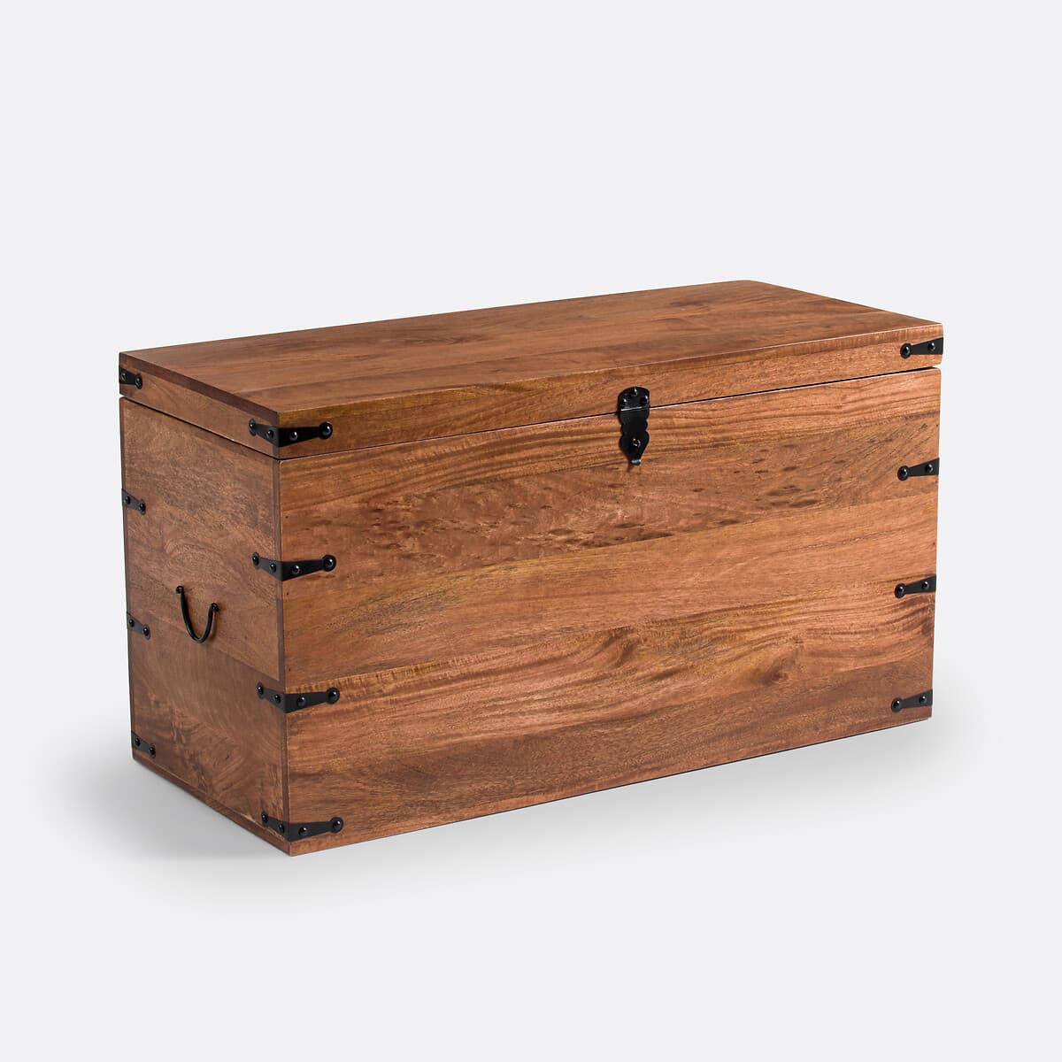 Arcón de madera maciza con detalles de hierro