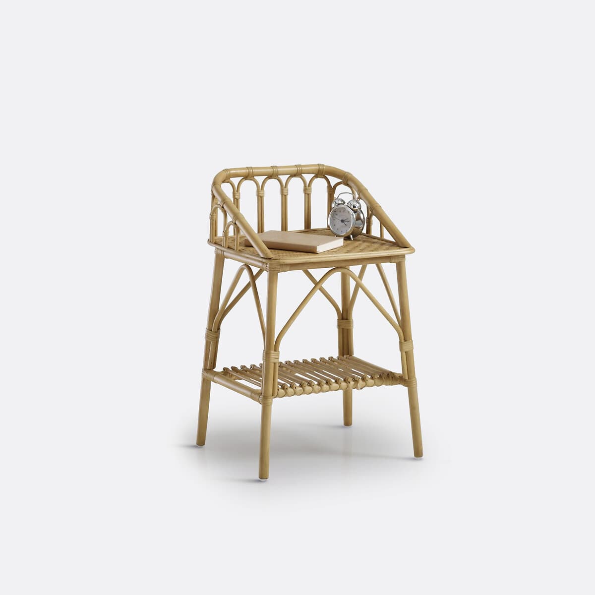 Mesita de noche de ratán con estante