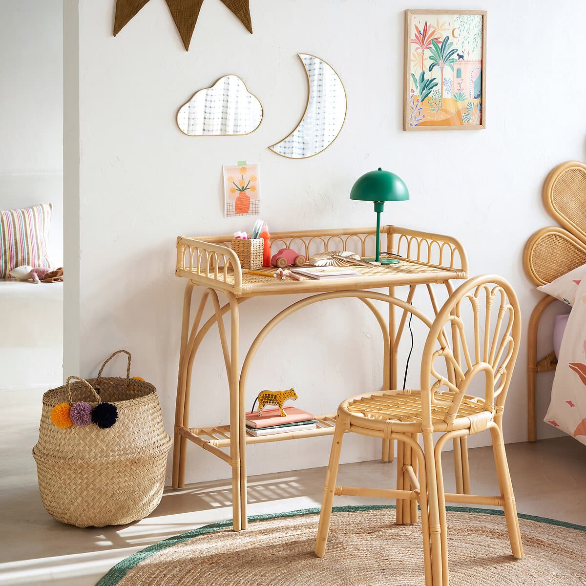 Escritorio y silla de ratán para dormitorio infantil