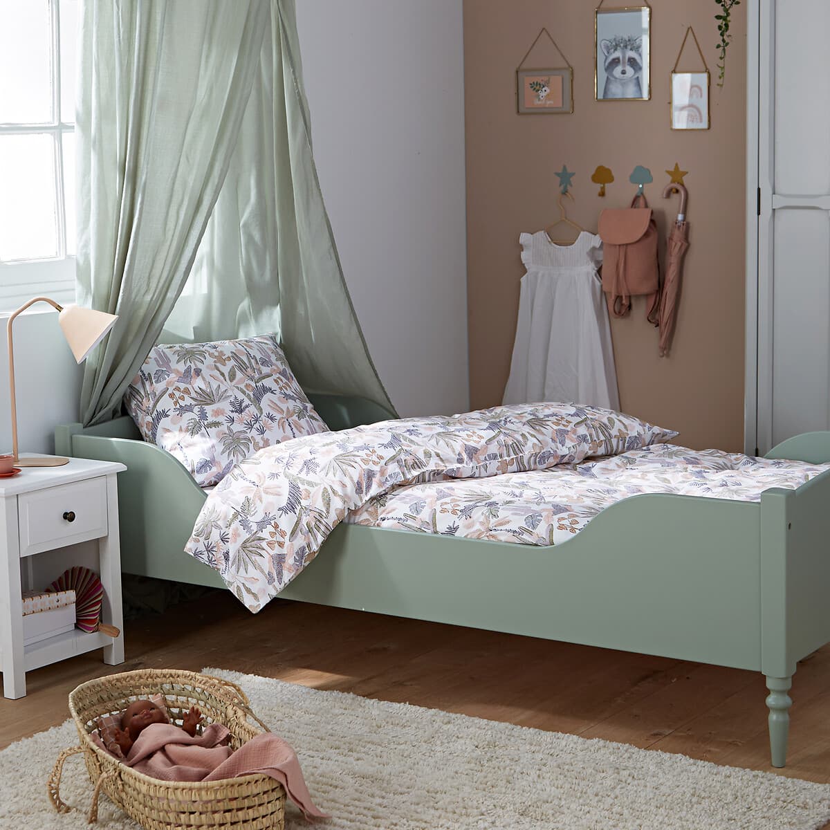 Cama infantil de madera verde claro