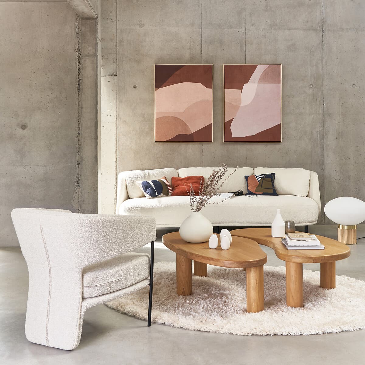 Sillón tapizado bouclé color crema con estructura de metal