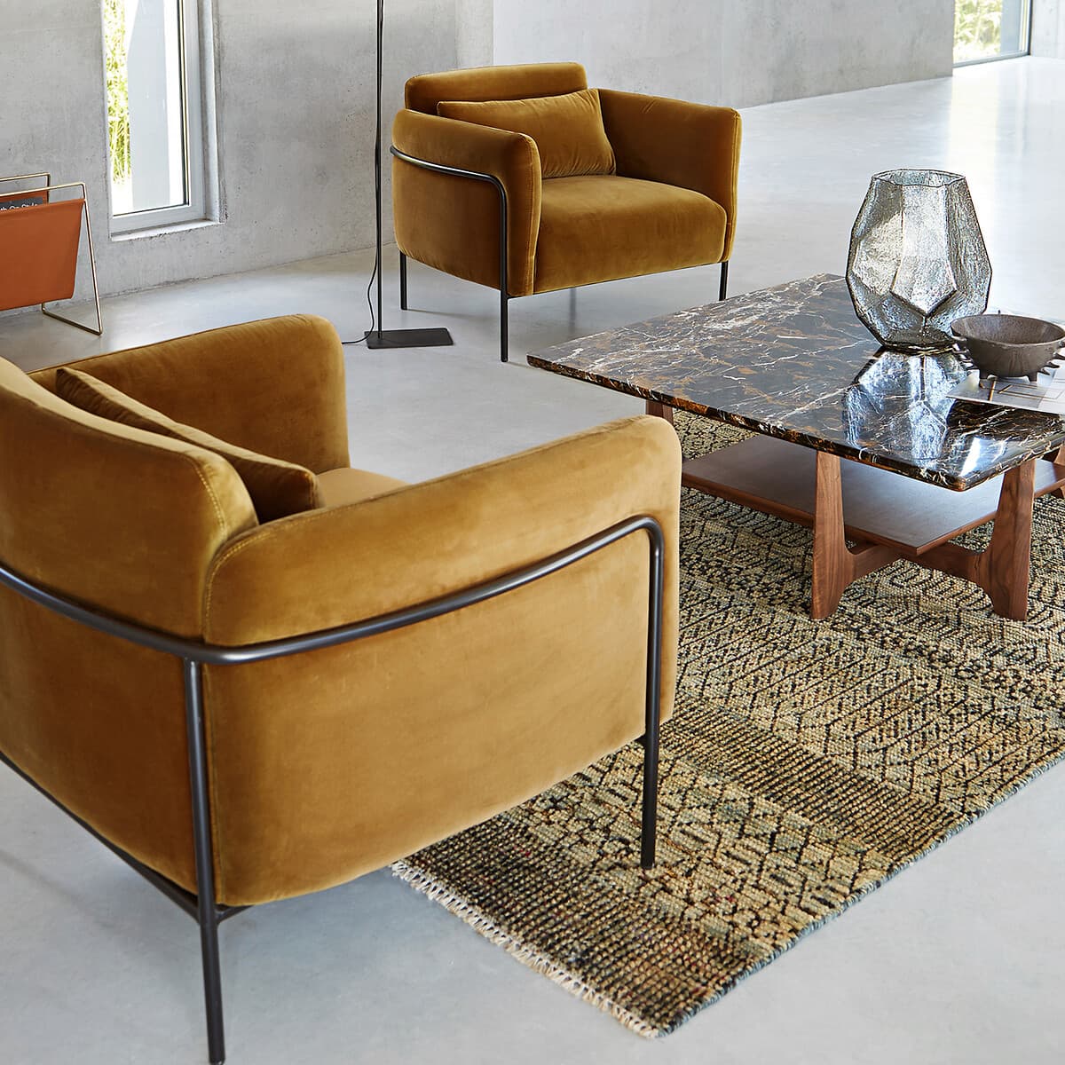 Sillón de terciopelo mostaza con estructura metálica