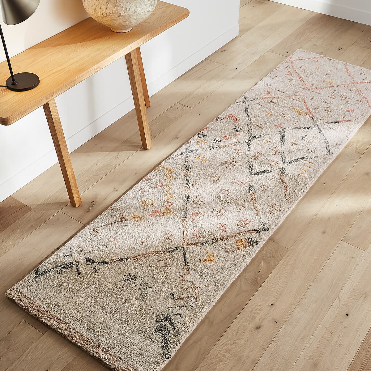 Alfombra pasillera de lana con diseño geométrico