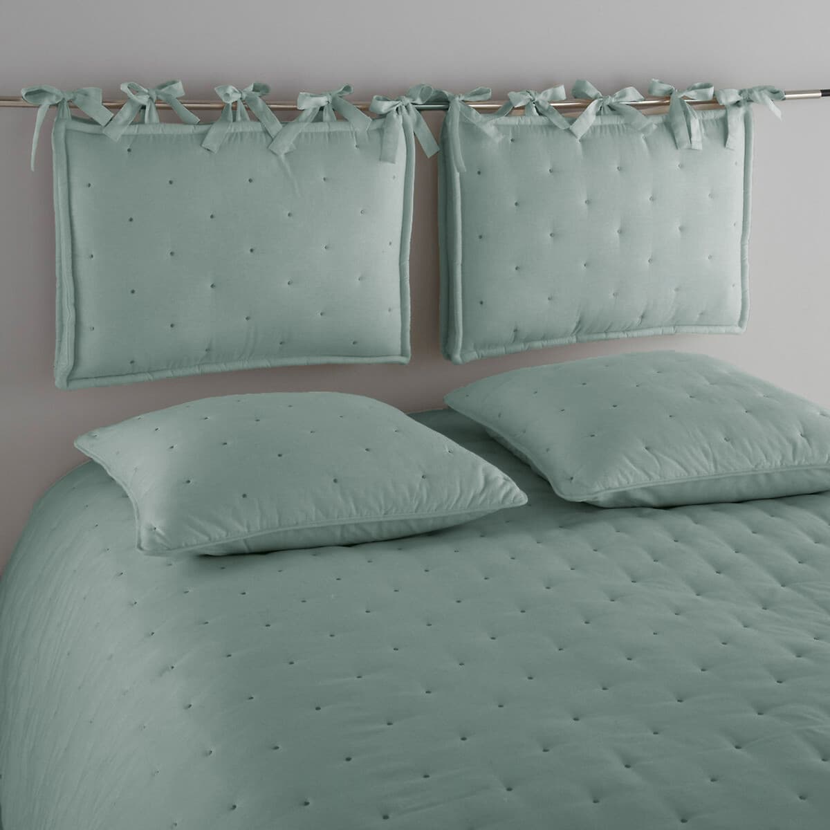 Cabecero de cama con cojines acolchados verde agua