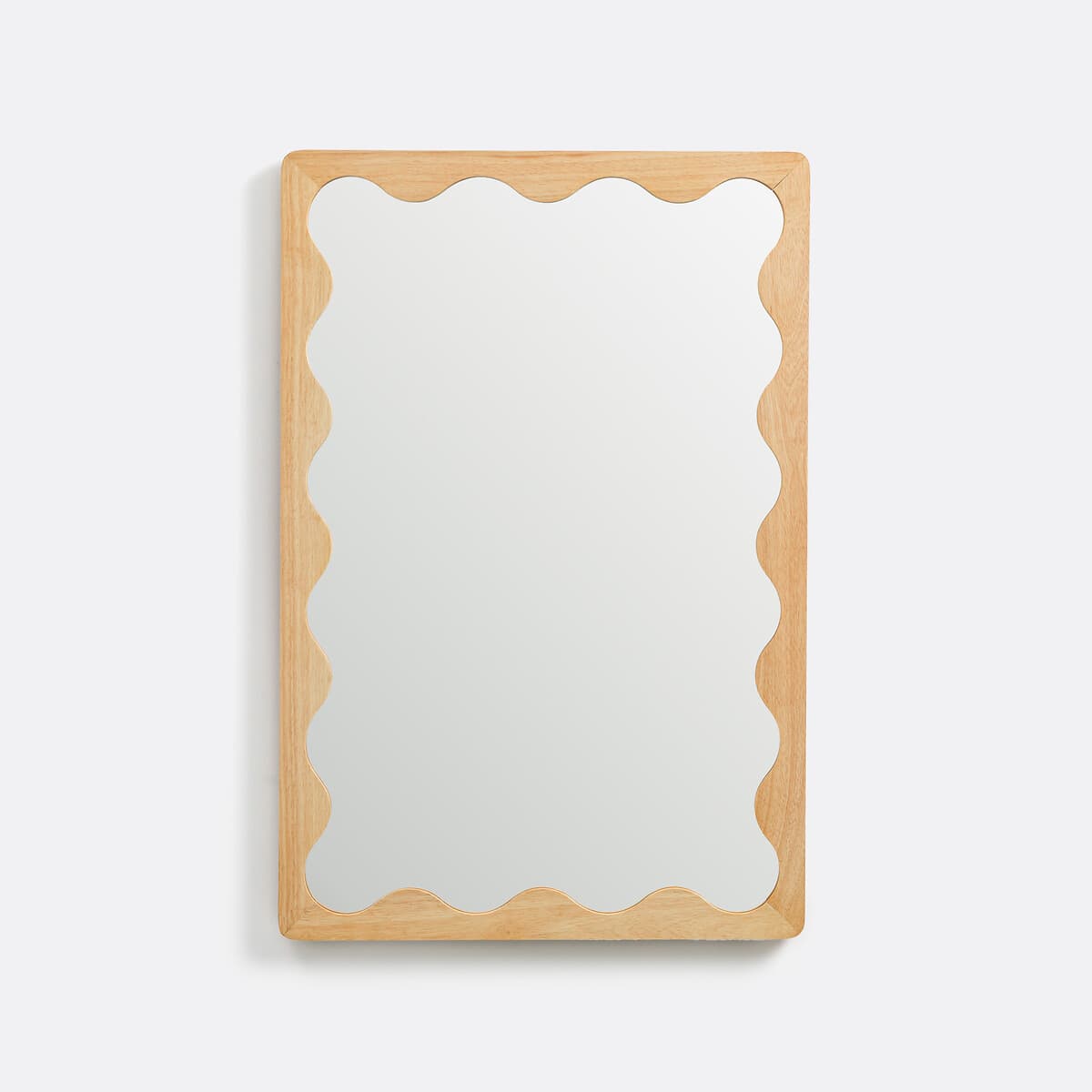 Espejo de pared con marco de madera ondulado
