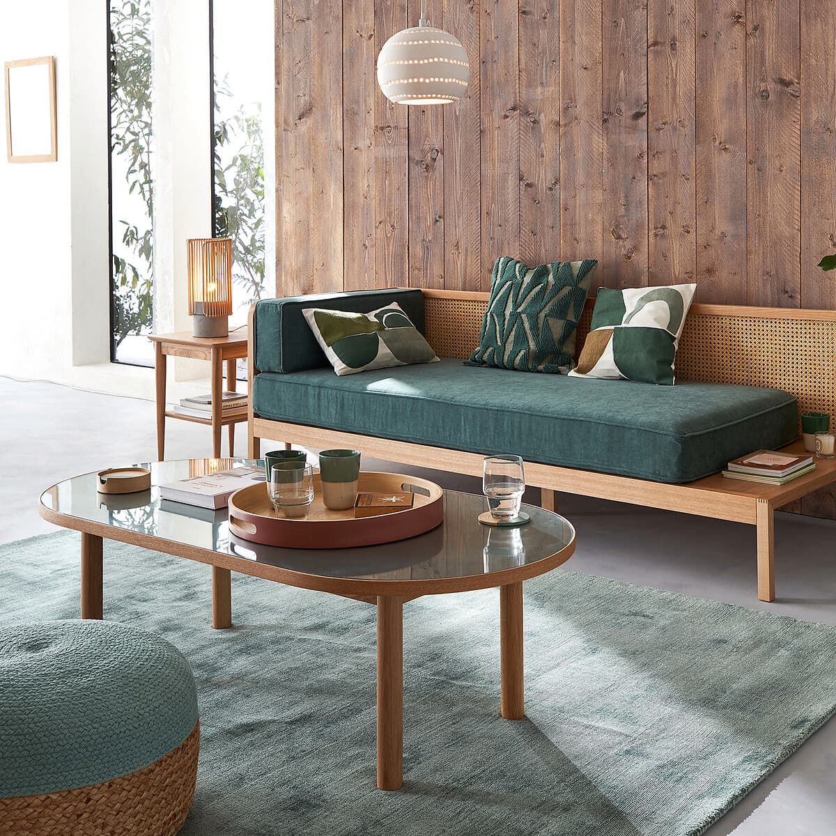 Daybed de madera clara con tapicería verde