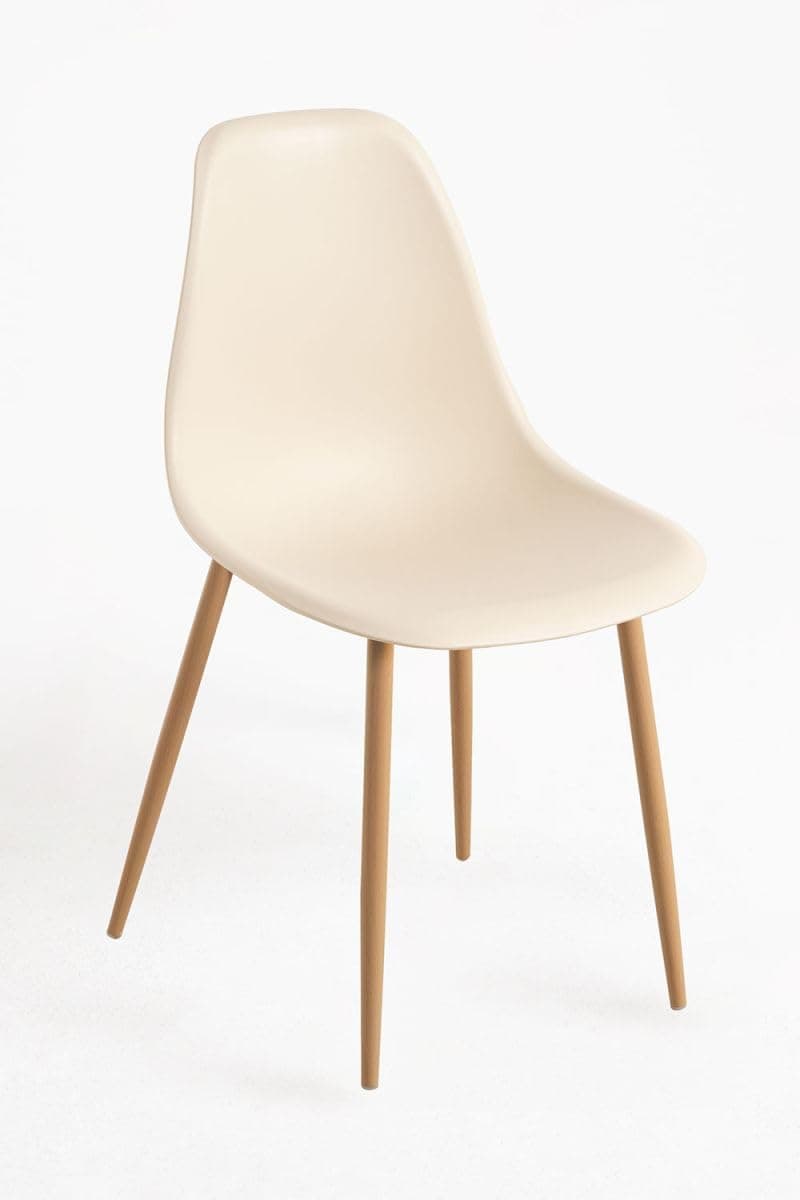 Silla de comedor tapizada en beige con patas de madera clara