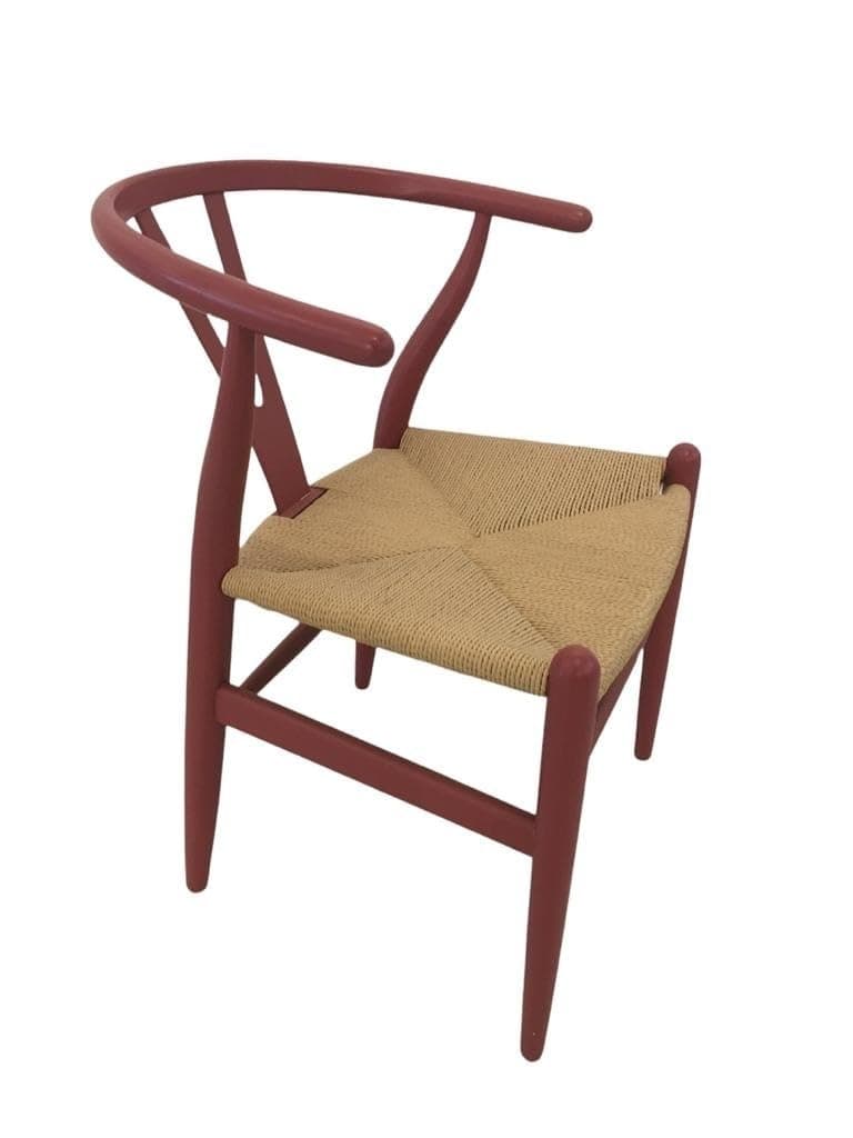 Silla Wishbone de madera color terracota y asiento de ratán