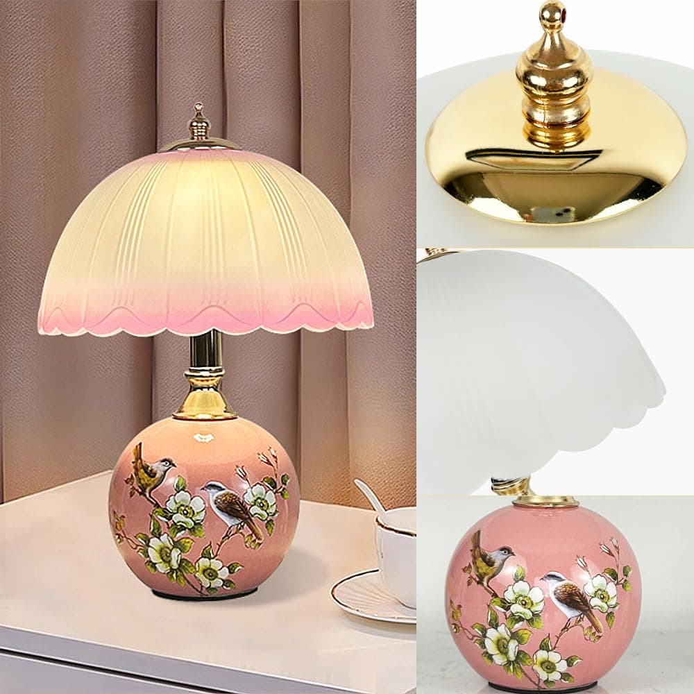 Lámpara de mesa rosa con base cerámica y pantalla plisada