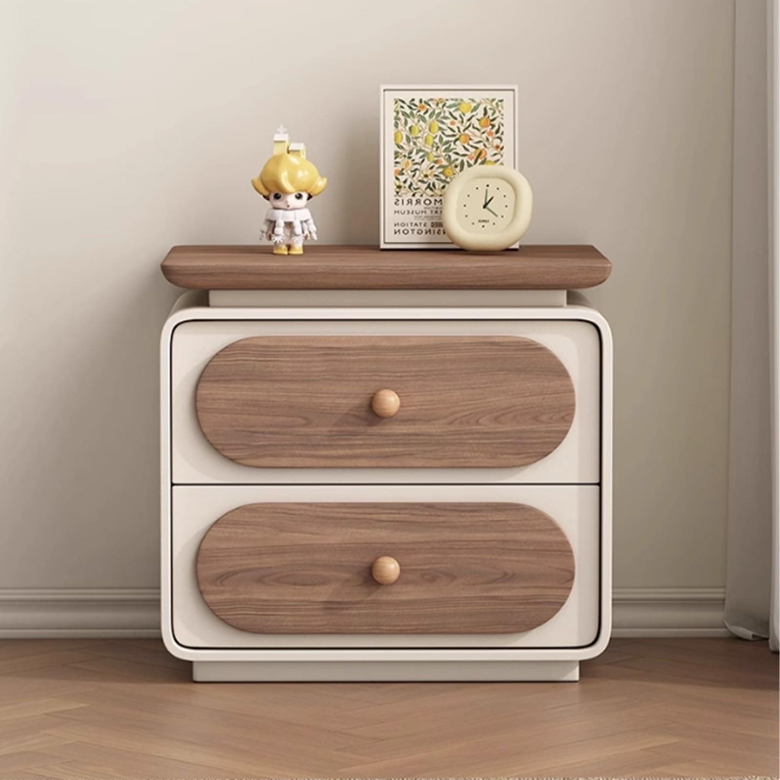 Mesita de noche con cajones de madera clara
