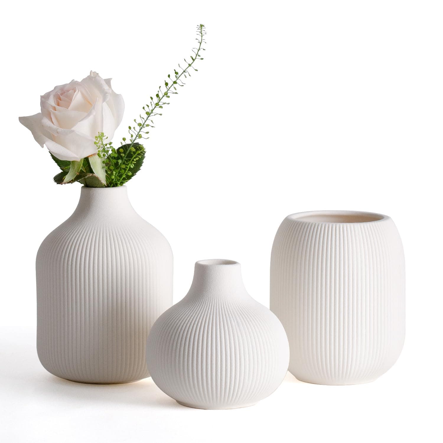 Set de jarrones decorativos blancos con textura acanalada