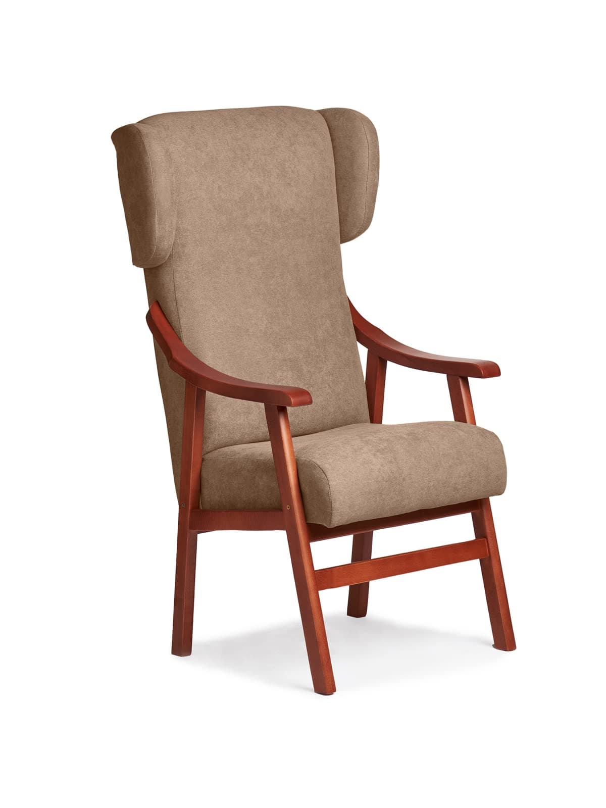 Sillón orejero tapizado en beige con estructura de madera