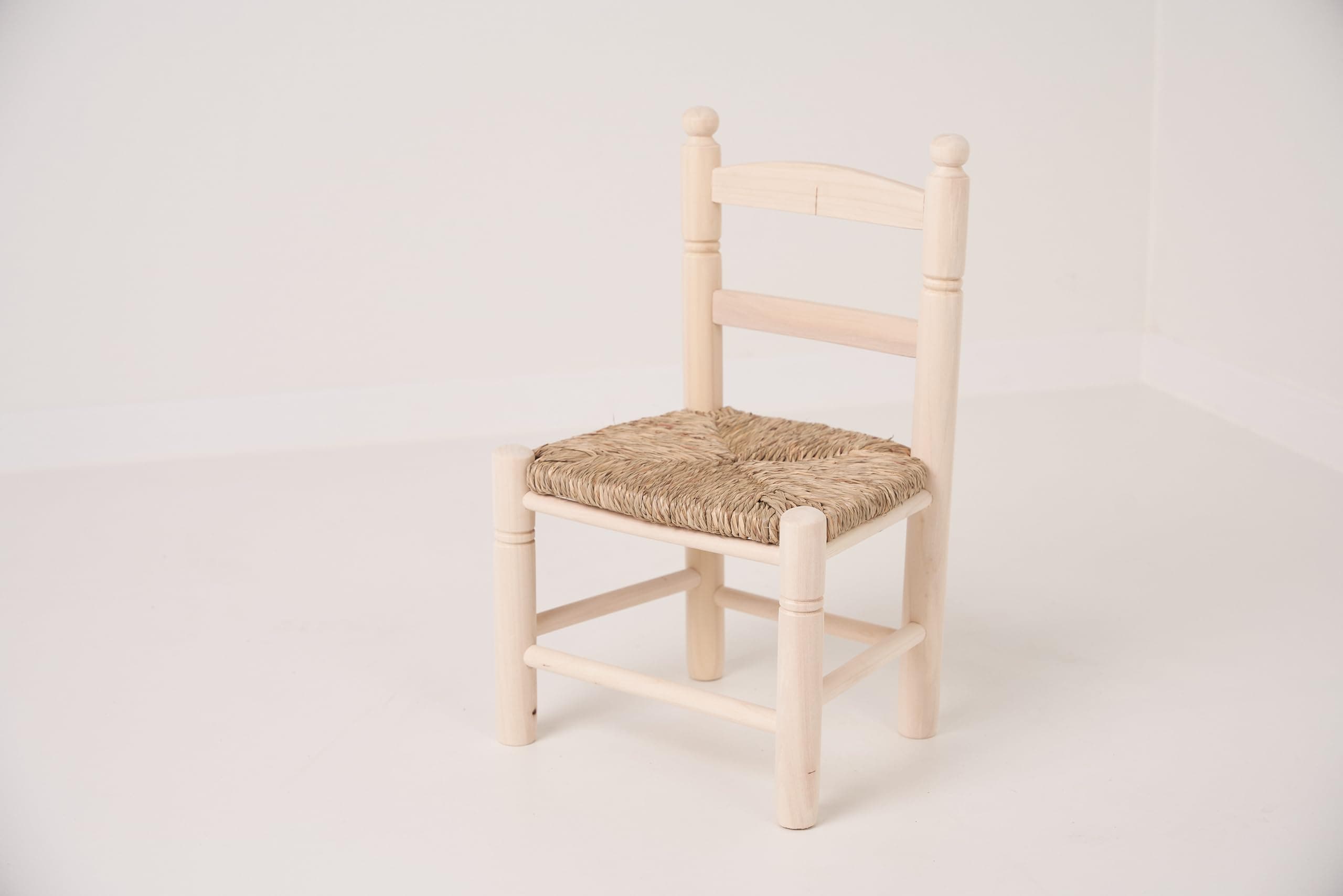 Silla de madera clara con asiento de cuerda