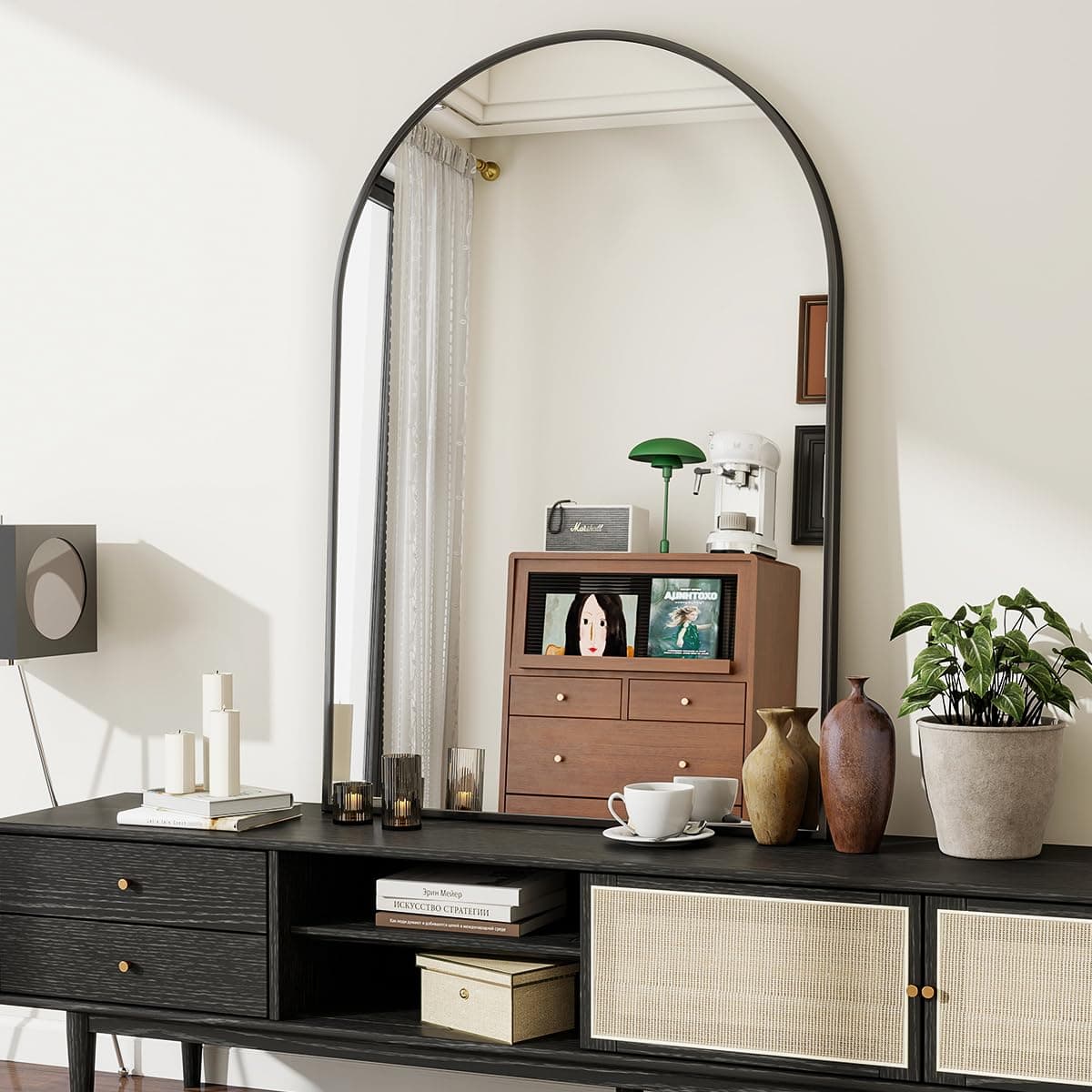 Espejo de arco negro sobre consola de madera